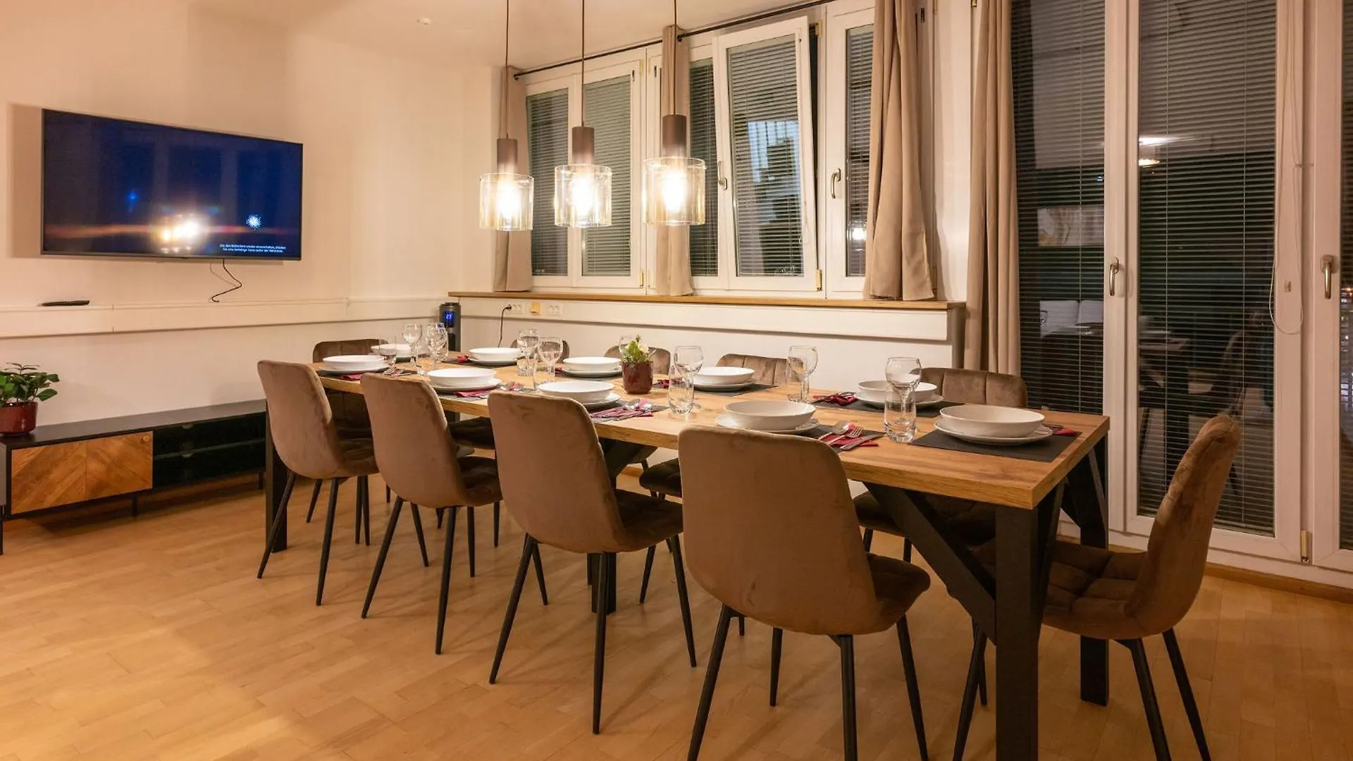 Munich Large Apartment 150 Qm In Top Centrally Located 1 To 15 Guests